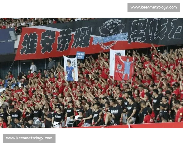 扔掉小马扎！跨省球迷夜奔 300 公里 “潜入” 苏超现场